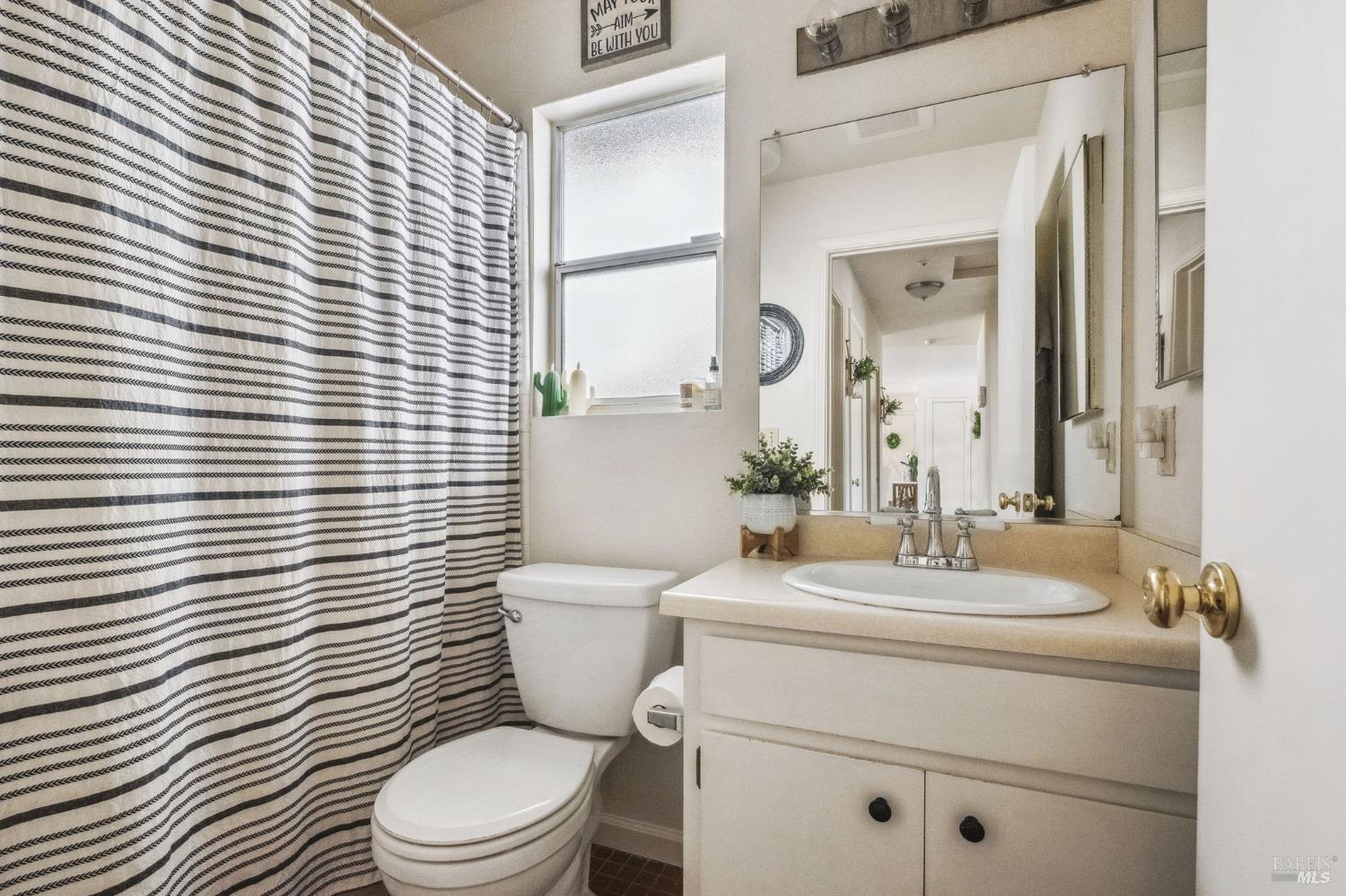 Detail Gallery Image 11 of 26 For 118 Garden Circle Way, Cloverdale,  CA 95425 - 3 Beds | 1/1 Baths