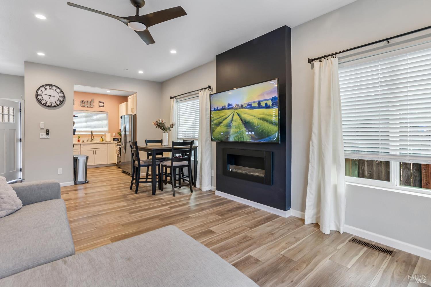 Detail Gallery Image 5 of 24 For 2213 Tapian Way, Santa Rosa,  CA 95403 - 3 Beds | 2/1 Baths