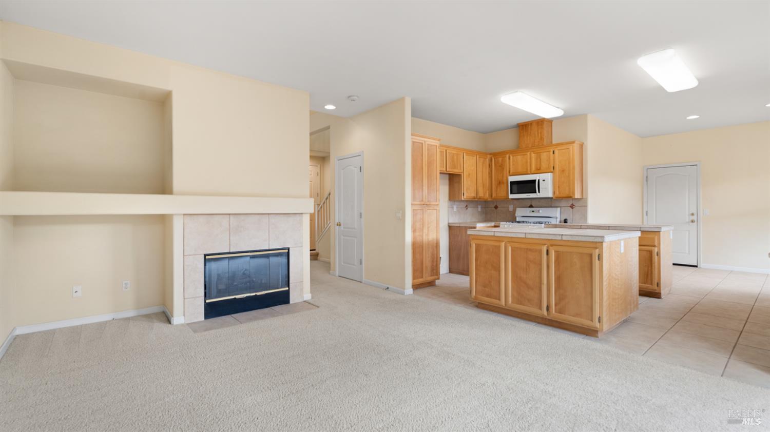 Detail Gallery Image 10 of 39 For 305 Hansbery Way, Santa Rosa,  CA 95409 - 3 Beds | 2/1 Baths