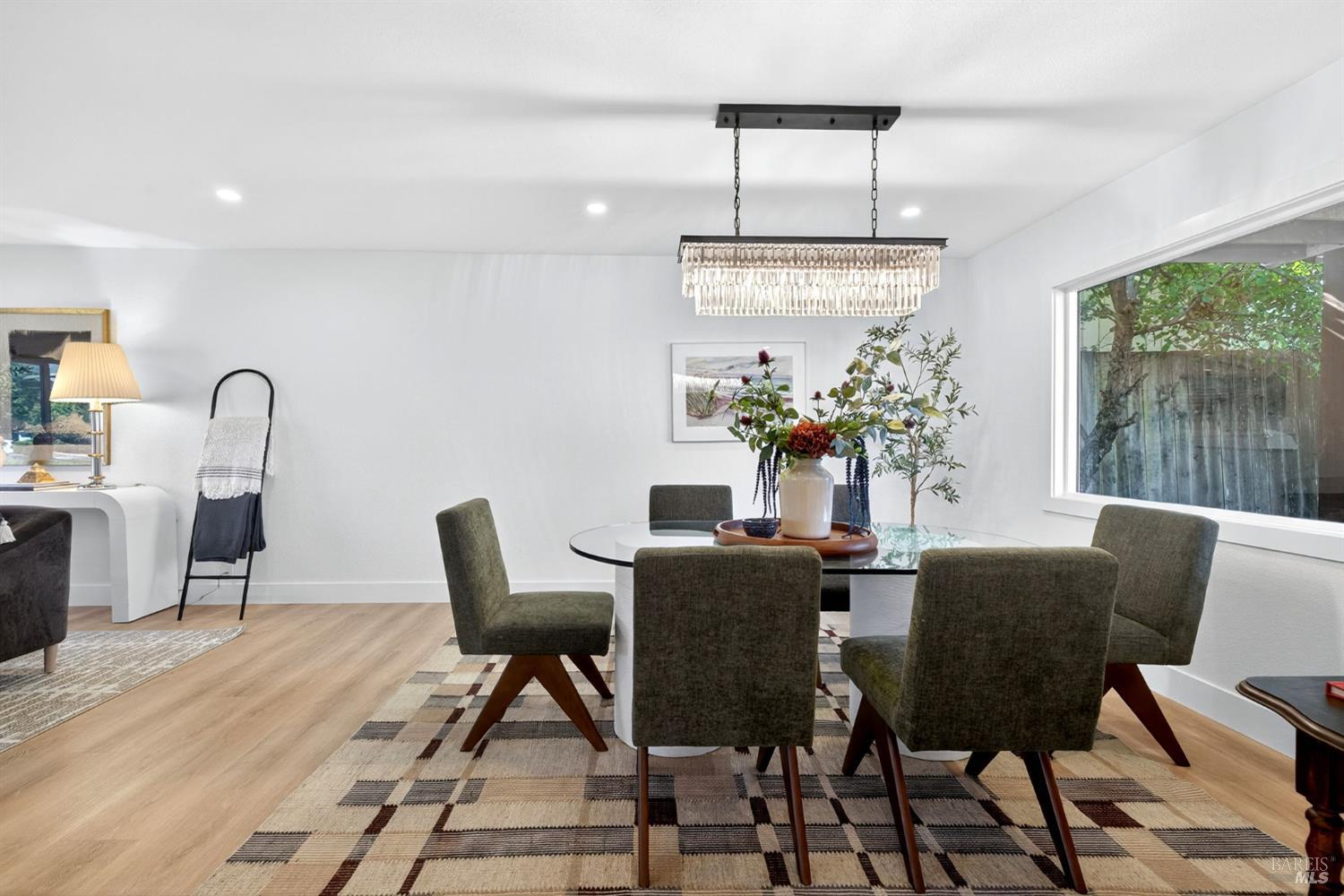 Detail Gallery Image 17 of 67 For 690 Holly Ave, Rohnert Park,  CA 94928 - 5 Beds | 3 Baths