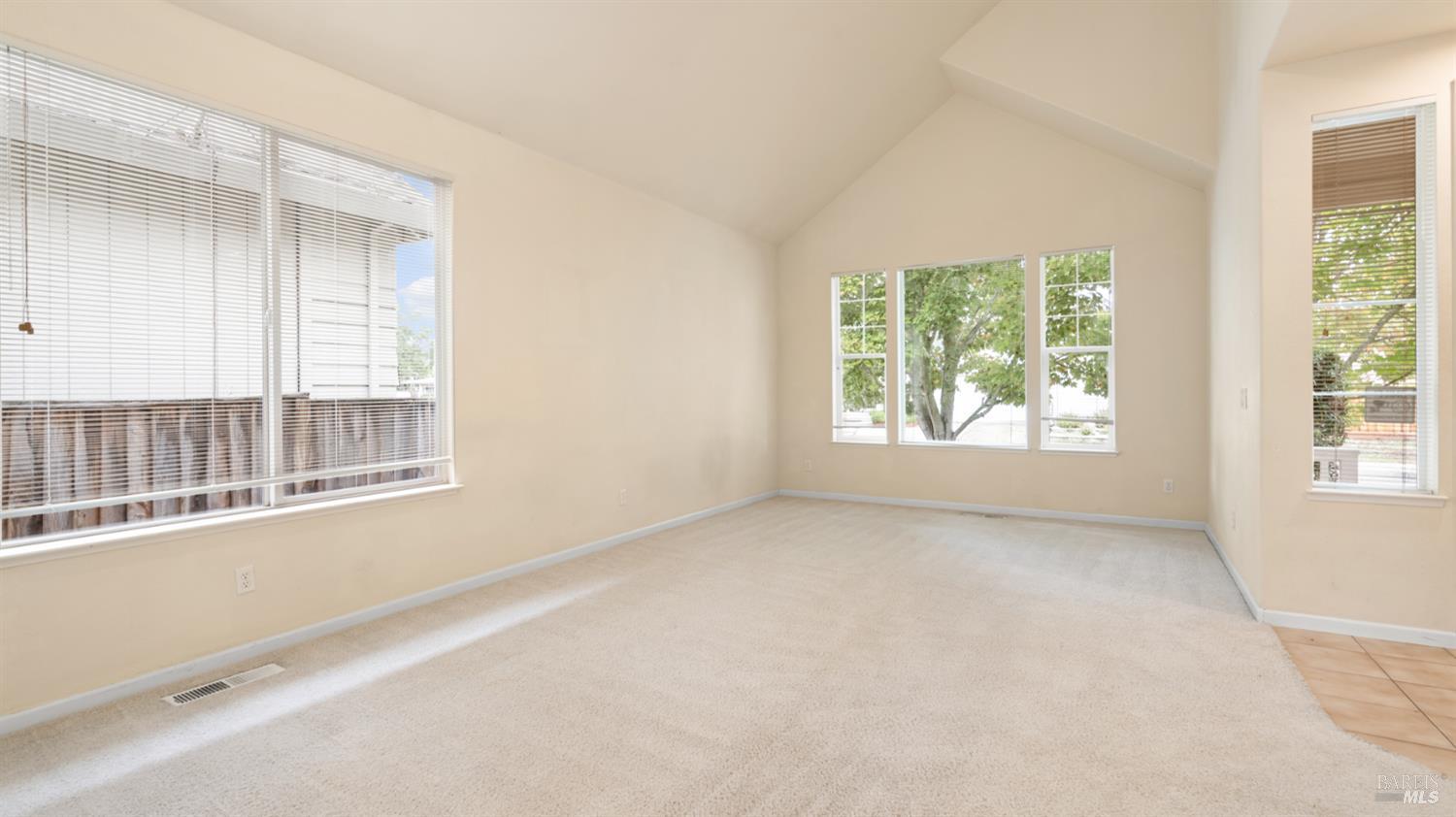 Detail Gallery Image 4 of 39 For 305 Hansbery Way, Santa Rosa,  CA 95409 - 3 Beds | 2/1 Baths