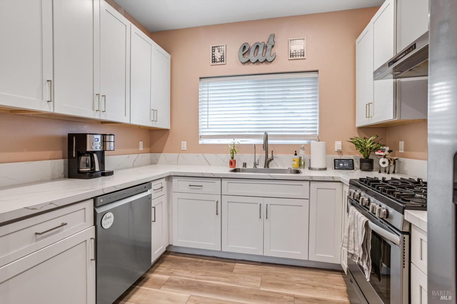 Detail Gallery Image 10 of 24 For 2213 Tapian Way, Santa Rosa,  CA 95403 - 3 Beds | 2/1 Baths