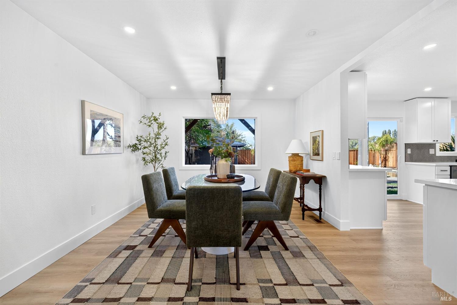 Detail Gallery Image 14 of 67 For 690 Holly Ave, Rohnert Park,  CA 94928 - 5 Beds | 3 Baths