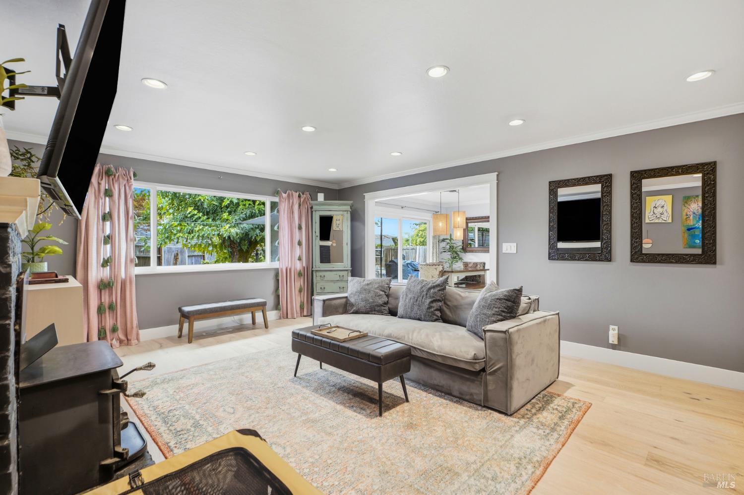 Detail Gallery Image 4 of 31 For 3378 Dartmouth Dr, Santa Rosa,  CA 95405 - 3 Beds | 2 Baths