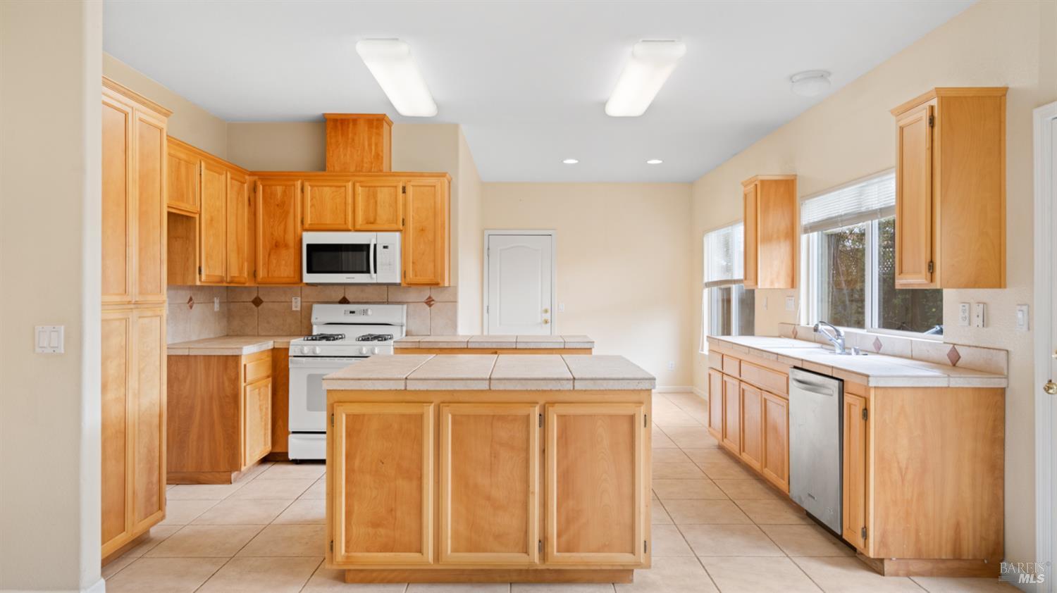 Detail Gallery Image 14 of 39 For 305 Hansbery Way, Santa Rosa,  CA 95409 - 3 Beds | 2/1 Baths