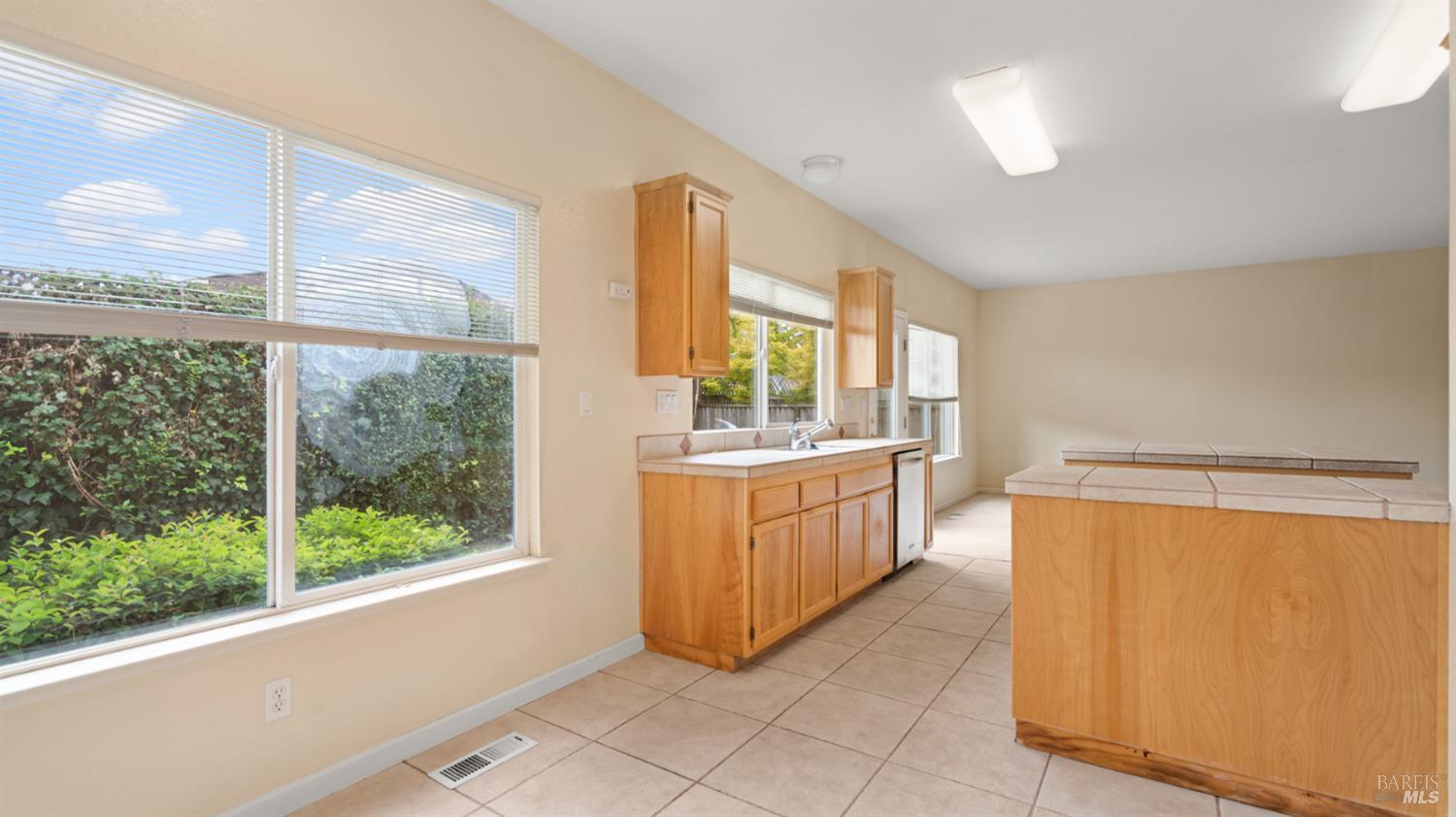 Detail Gallery Image 19 of 39 For 305 Hansbery Way, Santa Rosa,  CA 95409 - 3 Beds | 2/1 Baths