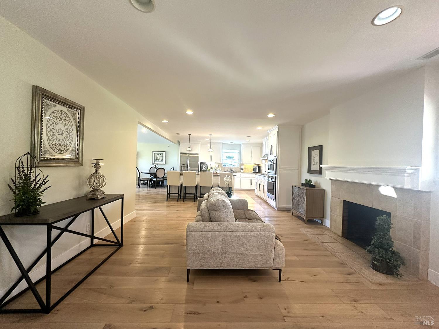 Detail Gallery Image 4 of 12 For 420 Quietwood Dr, San Rafael,  CA 94903 - 3 Beds | 3 Baths