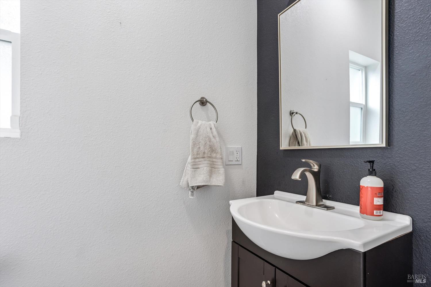 Detail Gallery Image 6 of 24 For 2213 Tapian Way, Santa Rosa,  CA 95403 - 3 Beds | 2/1 Baths
