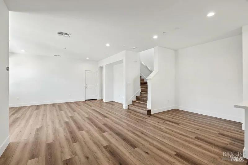 Detail Gallery Image 4 of 30 For 2716 Amora Cir, Santa Rosa,  CA 95407 - 3 Beds | 4/1 Baths