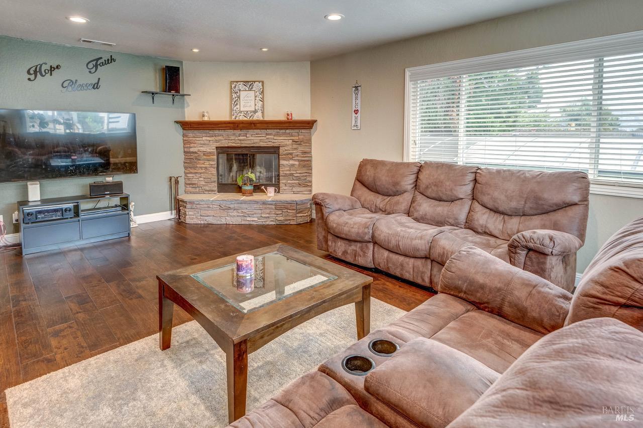 Detail Gallery Image 8 of 28 For 1448 O Hare Dr, Benicia,  CA 94510 - 4 Beds | 2 Baths