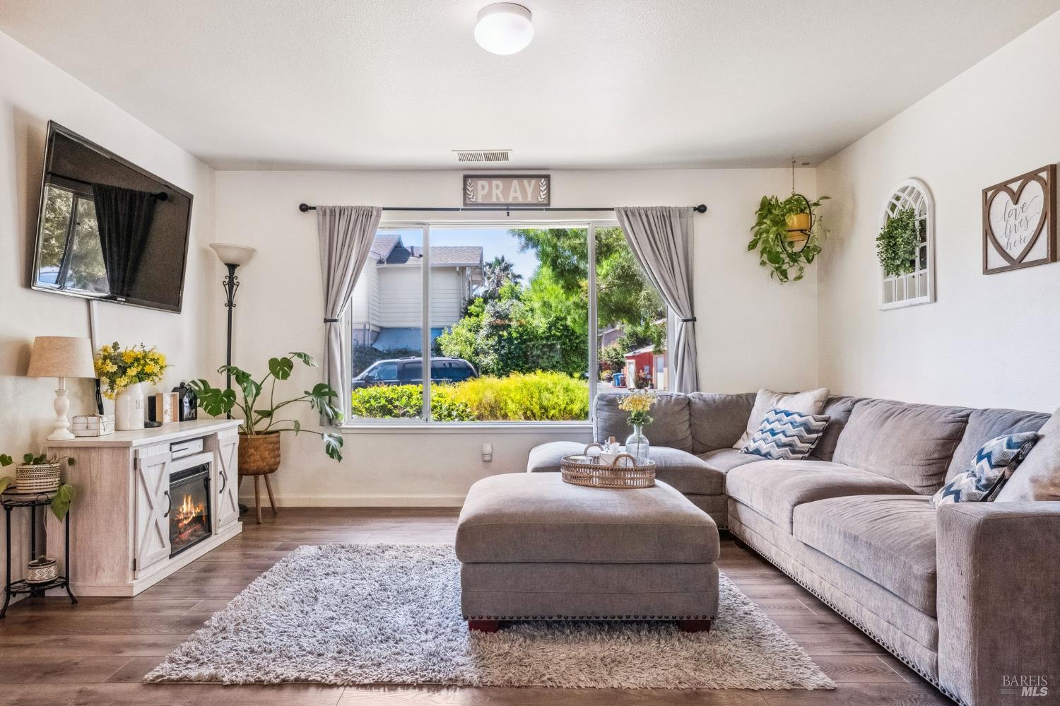 Detail Gallery Image 6 of 26 For 118 Garden Circle Way, Cloverdale,  CA 95425 - 3 Beds | 1/1 Baths