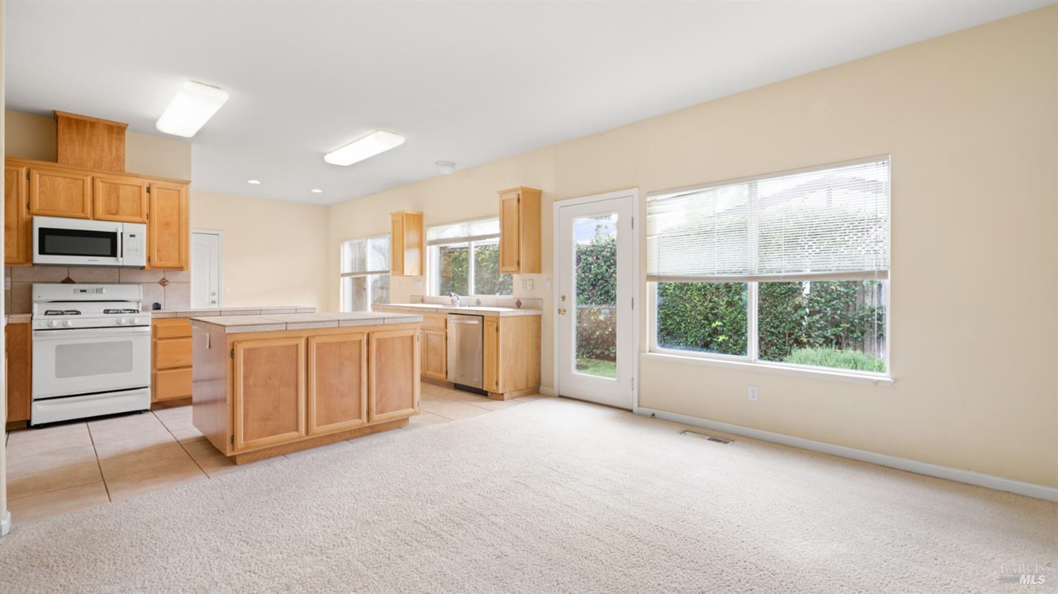 Detail Gallery Image 12 of 39 For 305 Hansbery Way, Santa Rosa,  CA 95409 - 3 Beds | 2/1 Baths