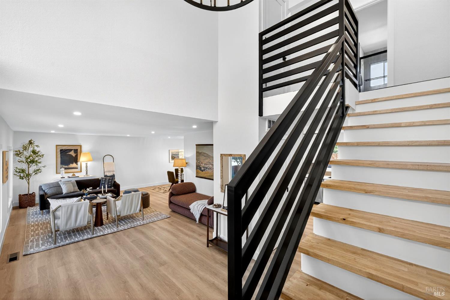 Detail Gallery Image 9 of 67 For 690 Holly Ave, Rohnert Park,  CA 94928 - 5 Beds | 3 Baths