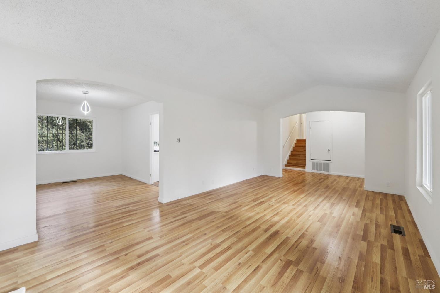 Detail Gallery Image 5 of 46 For 240 Parkview Ter, Vallejo,  CA 94589 - 3 Beds | 2/1 Baths