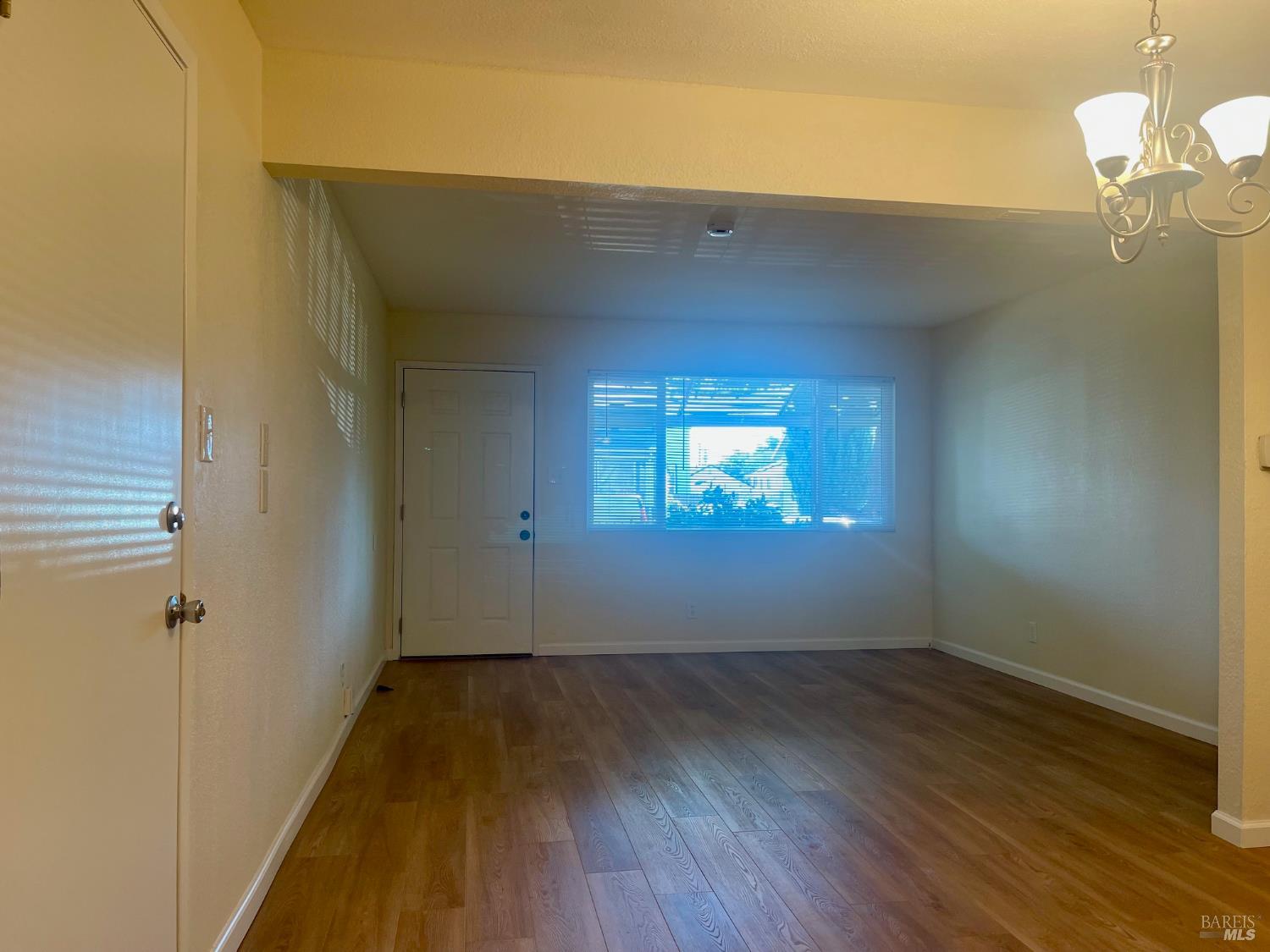 Detail Gallery Image 5 of 34 For 1930 L Ellenburg St, Vallejo,  CA 94590 - 5 Beds | 2 Baths