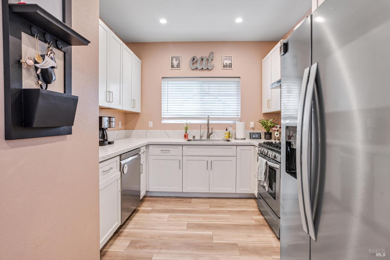 Detail Gallery Image 8 of 24 For 2213 Tapian Way, Santa Rosa,  CA 95403 - 3 Beds | 2/1 Baths