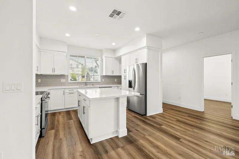 Detail Gallery Image 7 of 30 For 2716 Amora Cir, Santa Rosa,  CA 95407 - 3 Beds | 4/1 Baths