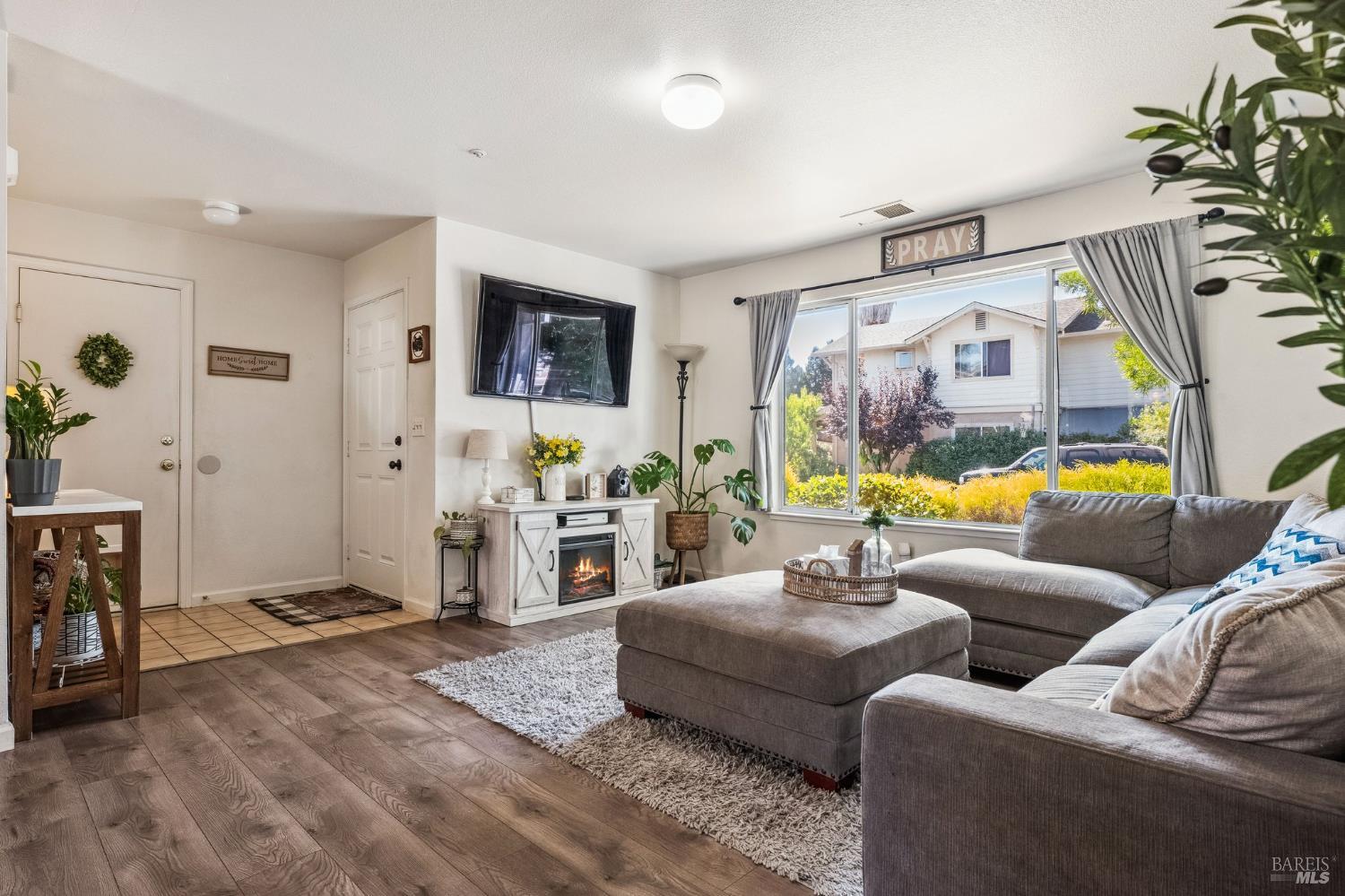 Detail Gallery Image 5 of 26 For 118 Garden Circle Way, Cloverdale,  CA 95425 - 3 Beds | 1/1 Baths