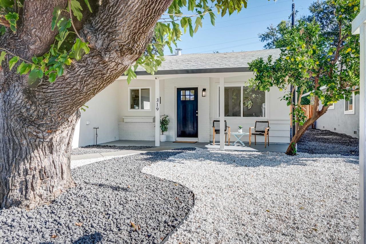 Detail Gallery Image 4 of 40 For 319 N West St, Vacaville,  CA 95688 - 3 Beds | 2 Baths