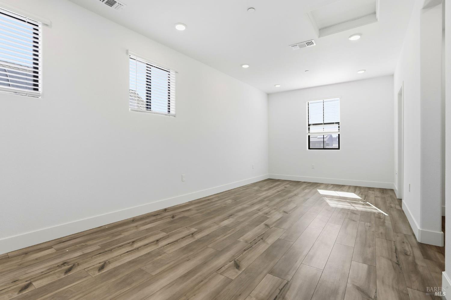 Detail Gallery Image 8 of 11 For 9021 Camino Colegio Rd, Rohnert Park,  CA 94928 - 4 Beds | 3/1 Baths