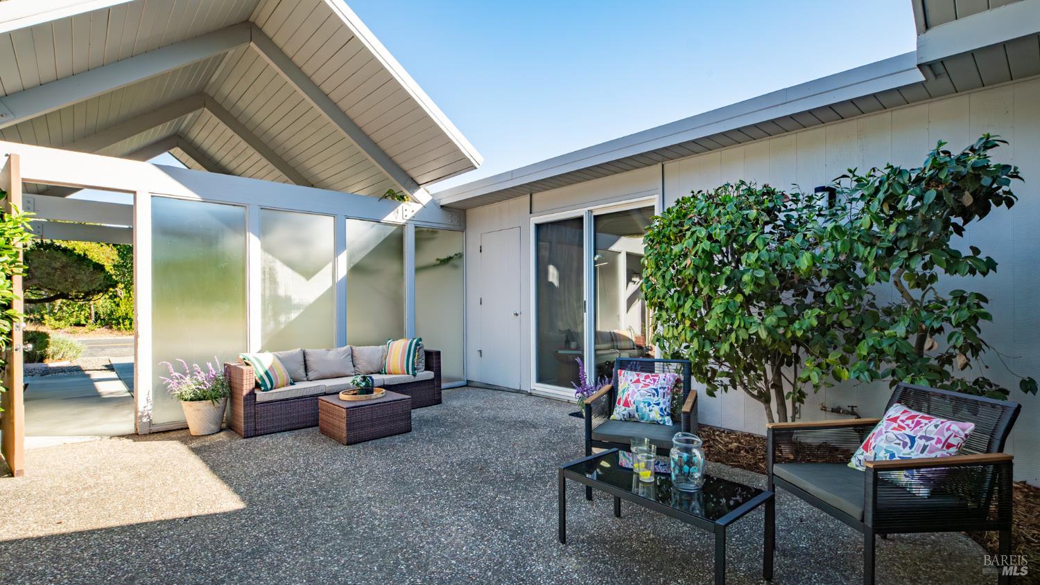 Detail Gallery Image 3 of 36 For 19 Mount Lassen Dr, San Rafael,  CA 94903 - 4 Beds | 2 Baths