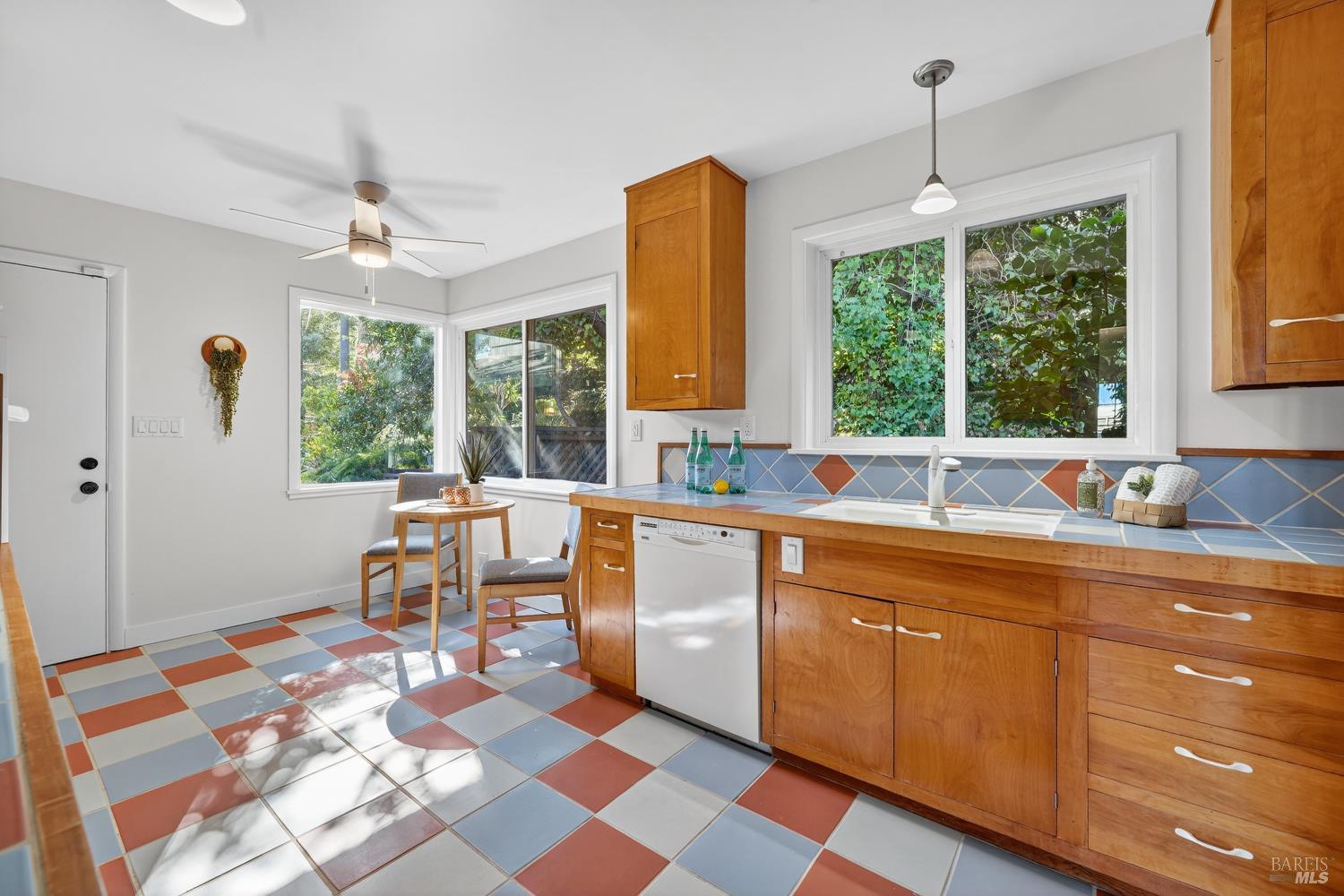 Detail Gallery Image 14 of 60 For 32 Los Robles Dr, San Rafael,  CA 94901 - 4 Beds | 3 Baths