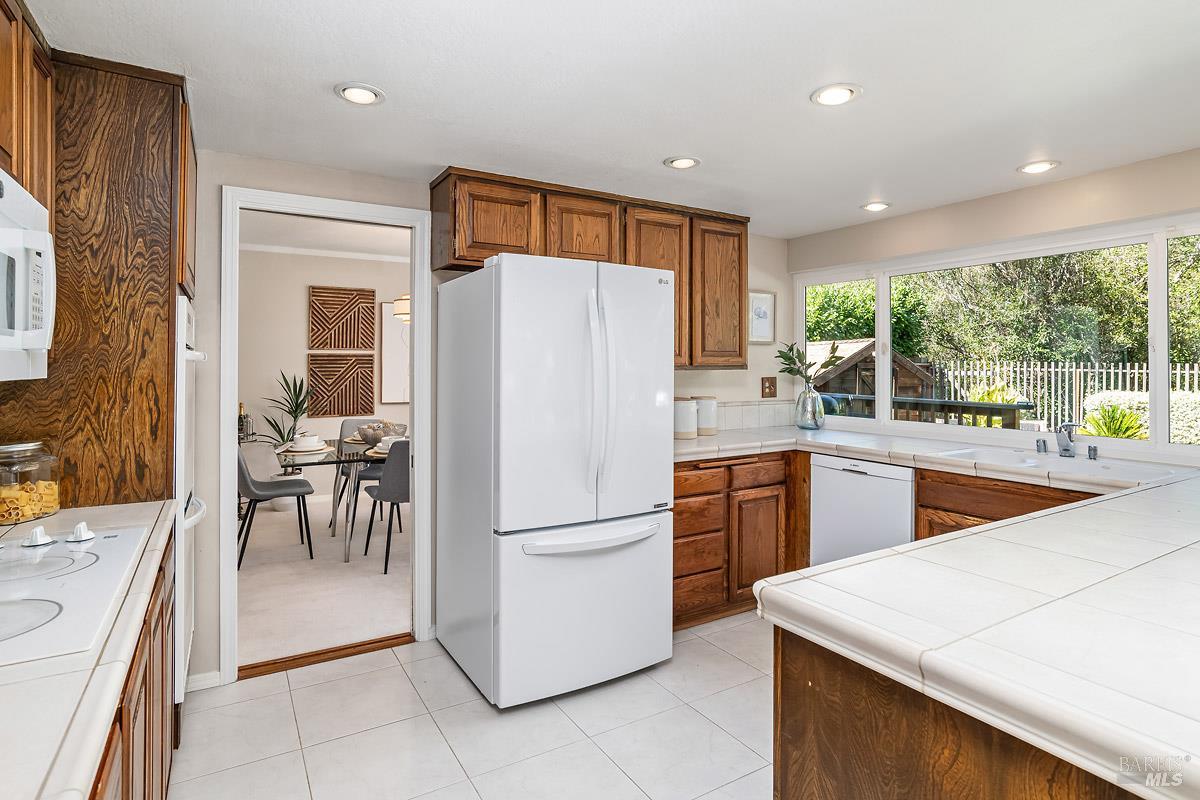 Detail Gallery Image 12 of 38 For 51 Mount Muir Ct, San Rafael,  CA 94903 - 5 Beds | 2/1 Baths