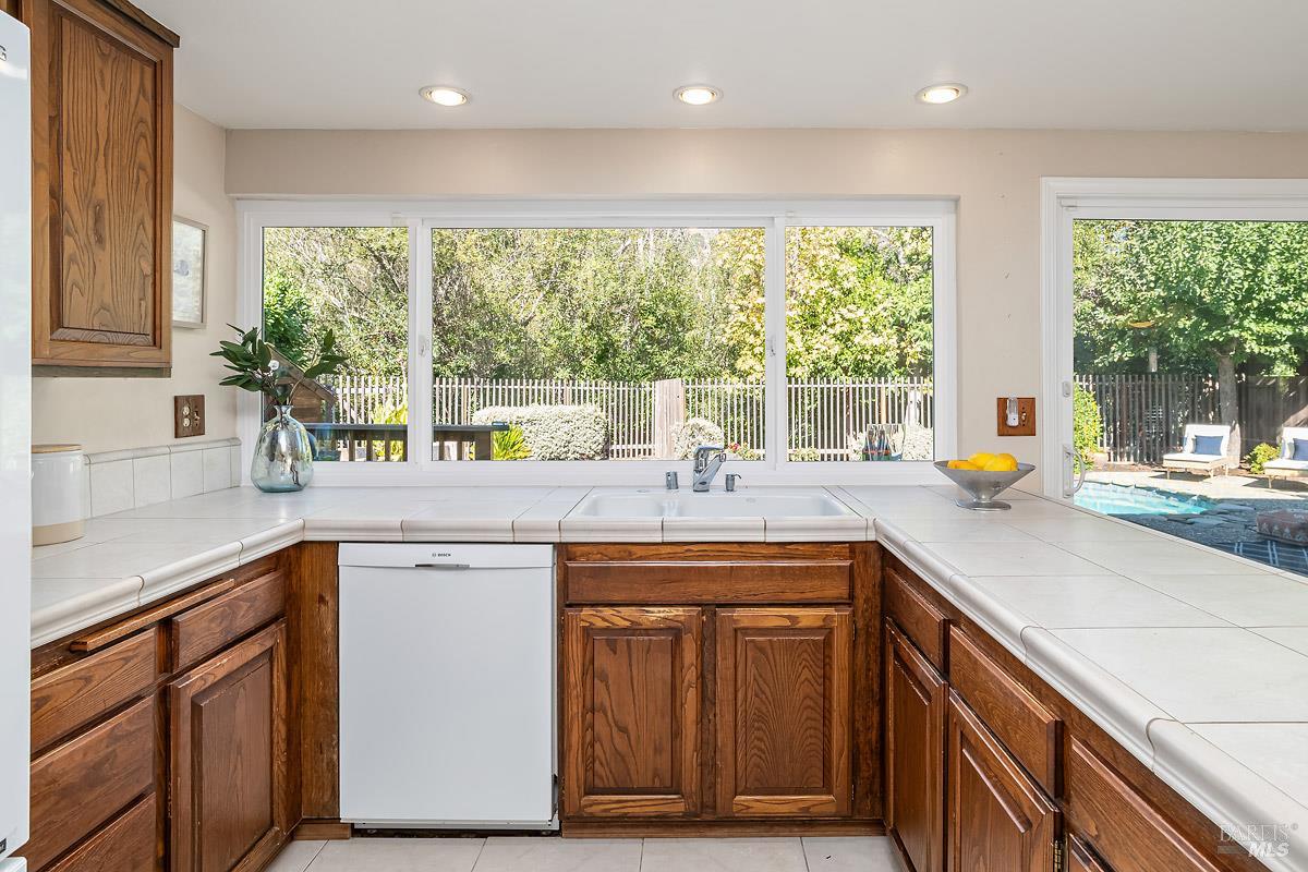 Detail Gallery Image 5 of 38 For 51 Mount Muir Ct, San Rafael,  CA 94903 - 5 Beds | 2/1 Baths