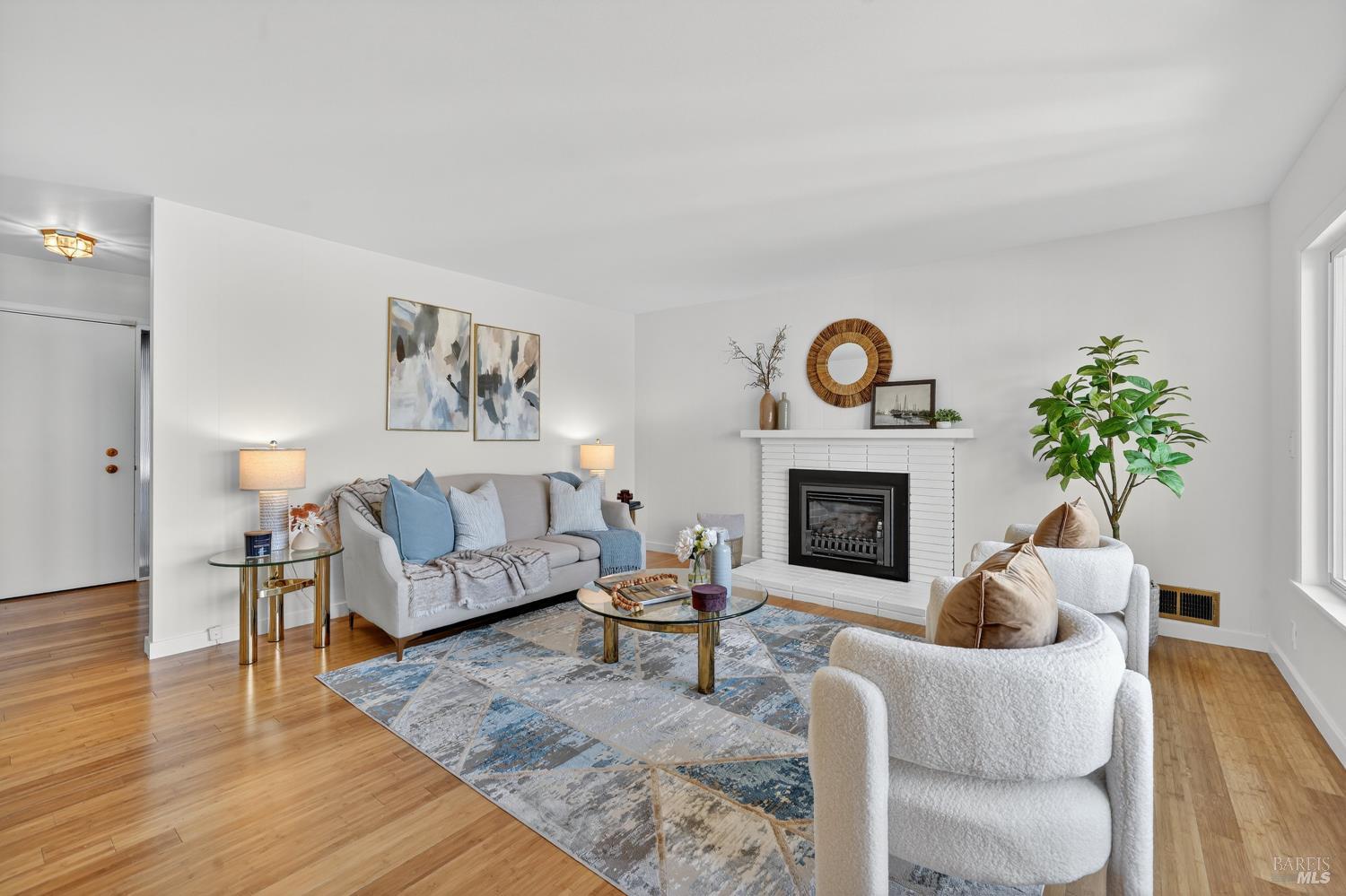 Detail Gallery Image 7 of 60 For 32 Los Robles Dr, San Rafael,  CA 94901 - 4 Beds | 3 Baths