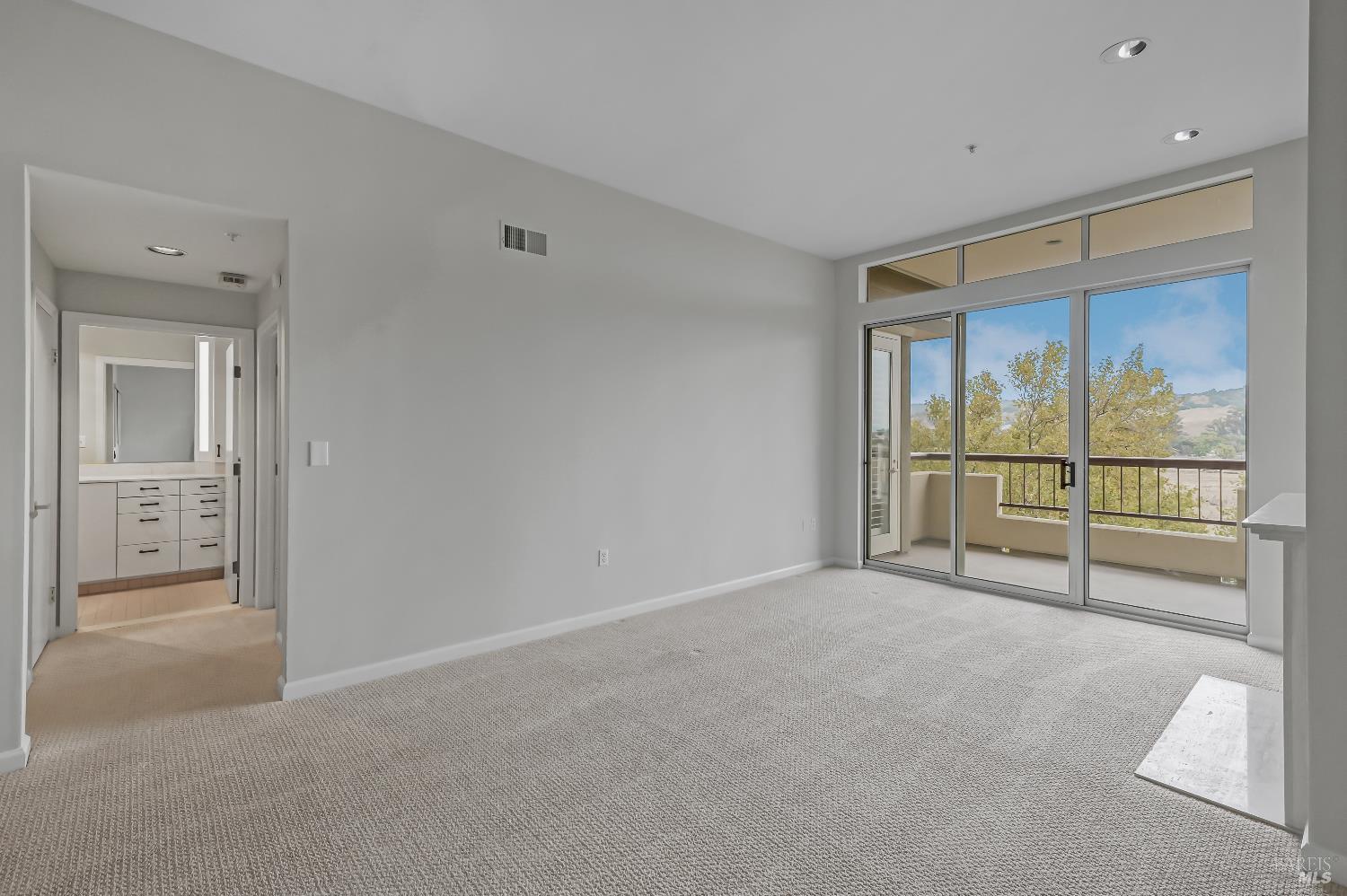 Detail Gallery Image 2 of 27 For 300 Deer Valley Rd 4e,  San Rafael,  CA 94903 - 1 Beds | 1 Baths