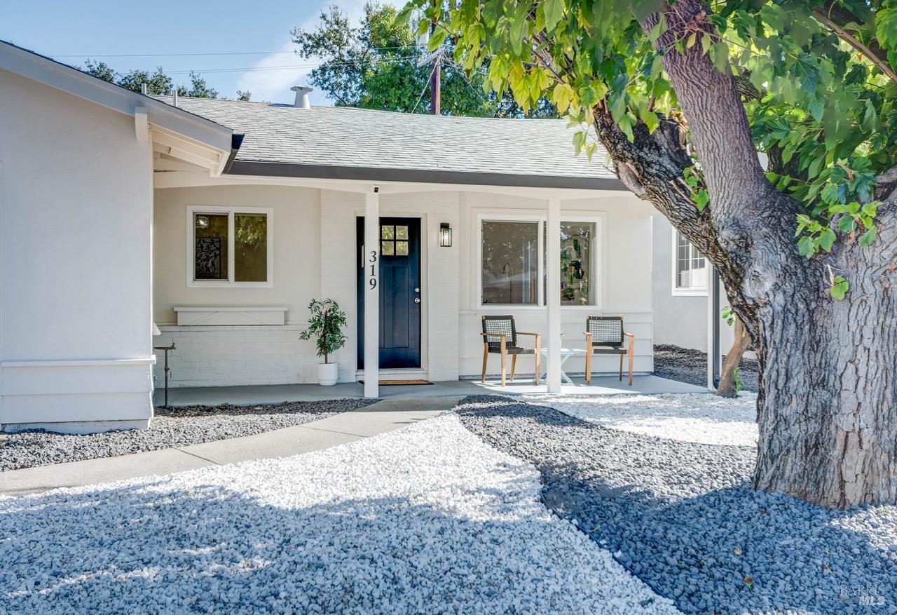 Detail Gallery Image 3 of 40 For 319 N West St, Vacaville,  CA 95688 - 3 Beds | 2 Baths