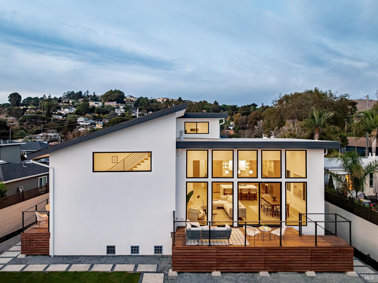 Detail Gallery Image 3 of 74 For 39 Strawberry Cir, Mill Valley,  CA 94941 - 4 Beds | 4 Baths