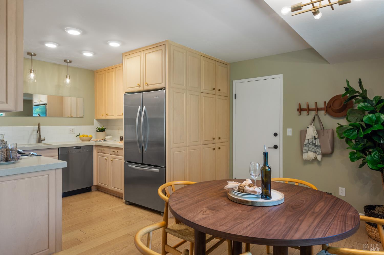 Detail Gallery Image 10 of 41 For 29 Porto Bello Dr, San Rafael,  CA 94901 - 2 Beds | 2/1 Baths