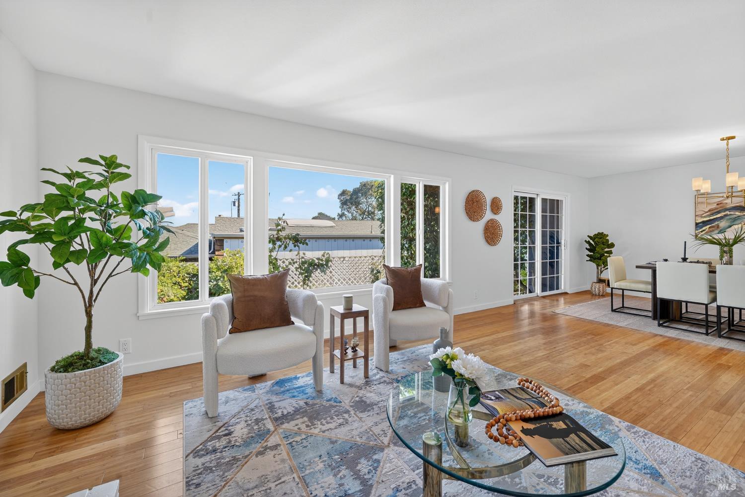 Detail Gallery Image 9 of 60 For 32 Los Robles Dr, San Rafael,  CA 94901 - 4 Beds | 3 Baths