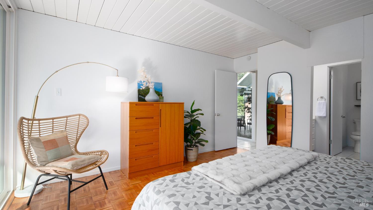 Detail Gallery Image 19 of 36 For 19 Mount Lassen Dr, San Rafael,  CA 94903 - 4 Beds | 2 Baths