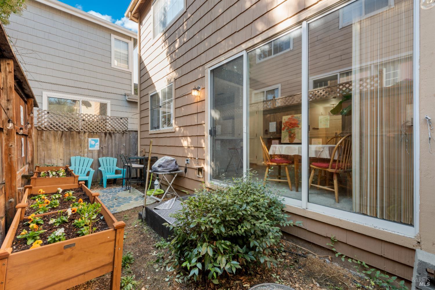 Detail Gallery Image 19 of 23 For 1028 Addison Cir, Petaluma,  CA 94952 - 3 Beds | 2/1 Baths