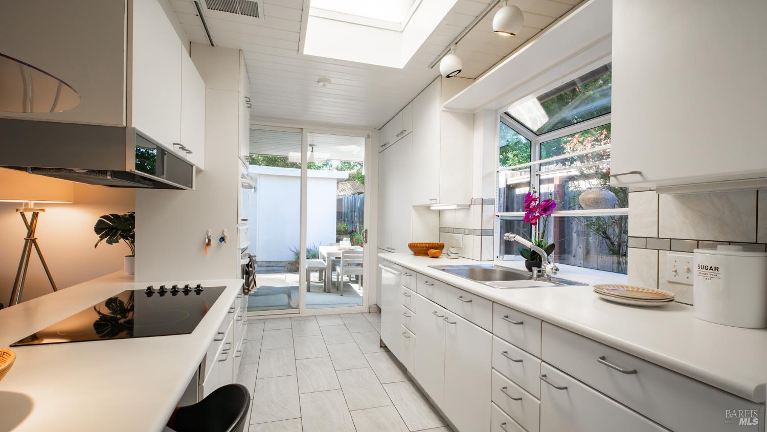 Detail Gallery Image 7 of 36 For 19 Mount Lassen Dr, San Rafael,  CA 94903 - 4 Beds | 2 Baths