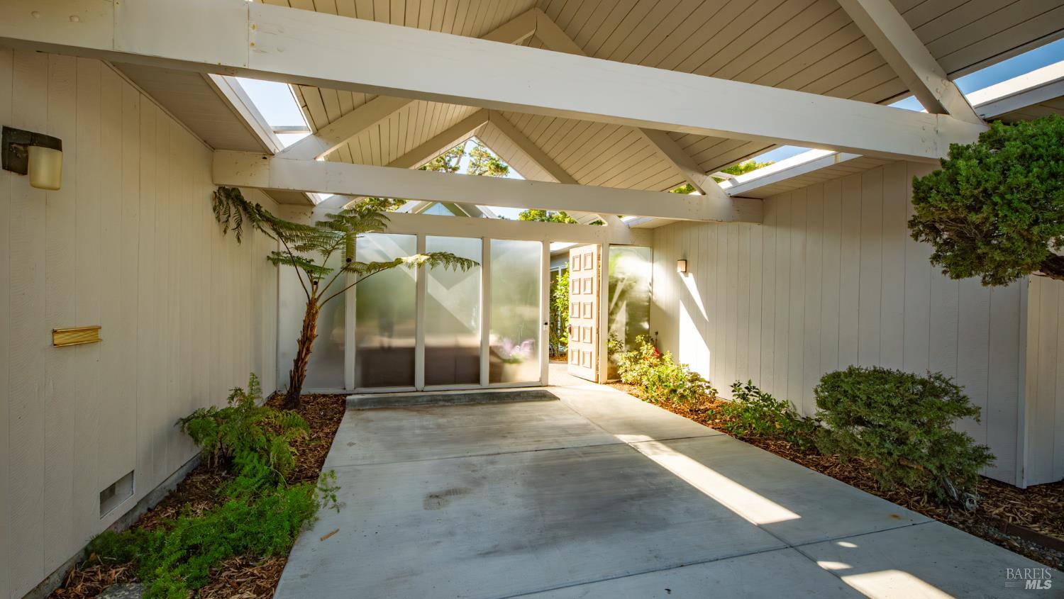 Detail Gallery Image 15 of 36 For 19 Mount Lassen Dr, San Rafael,  CA 94903 - 4 Beds | 2 Baths