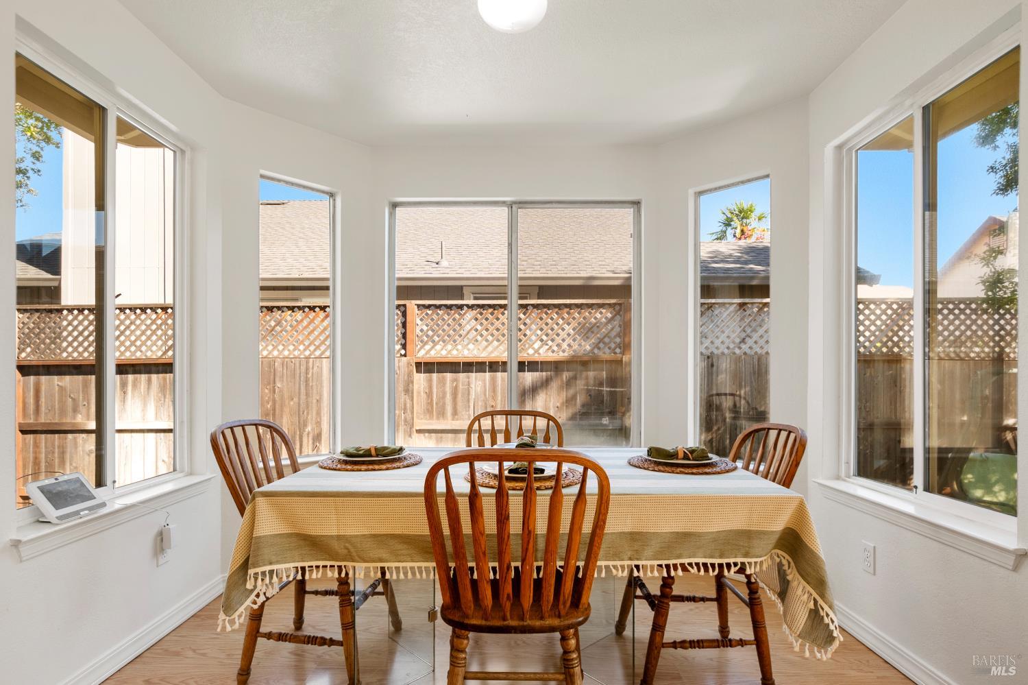 Detail Gallery Image 14 of 42 For 2154 Nw Longhorn Cir, Santa Rosa,  CA 95401 - 3 Beds | 2 Baths