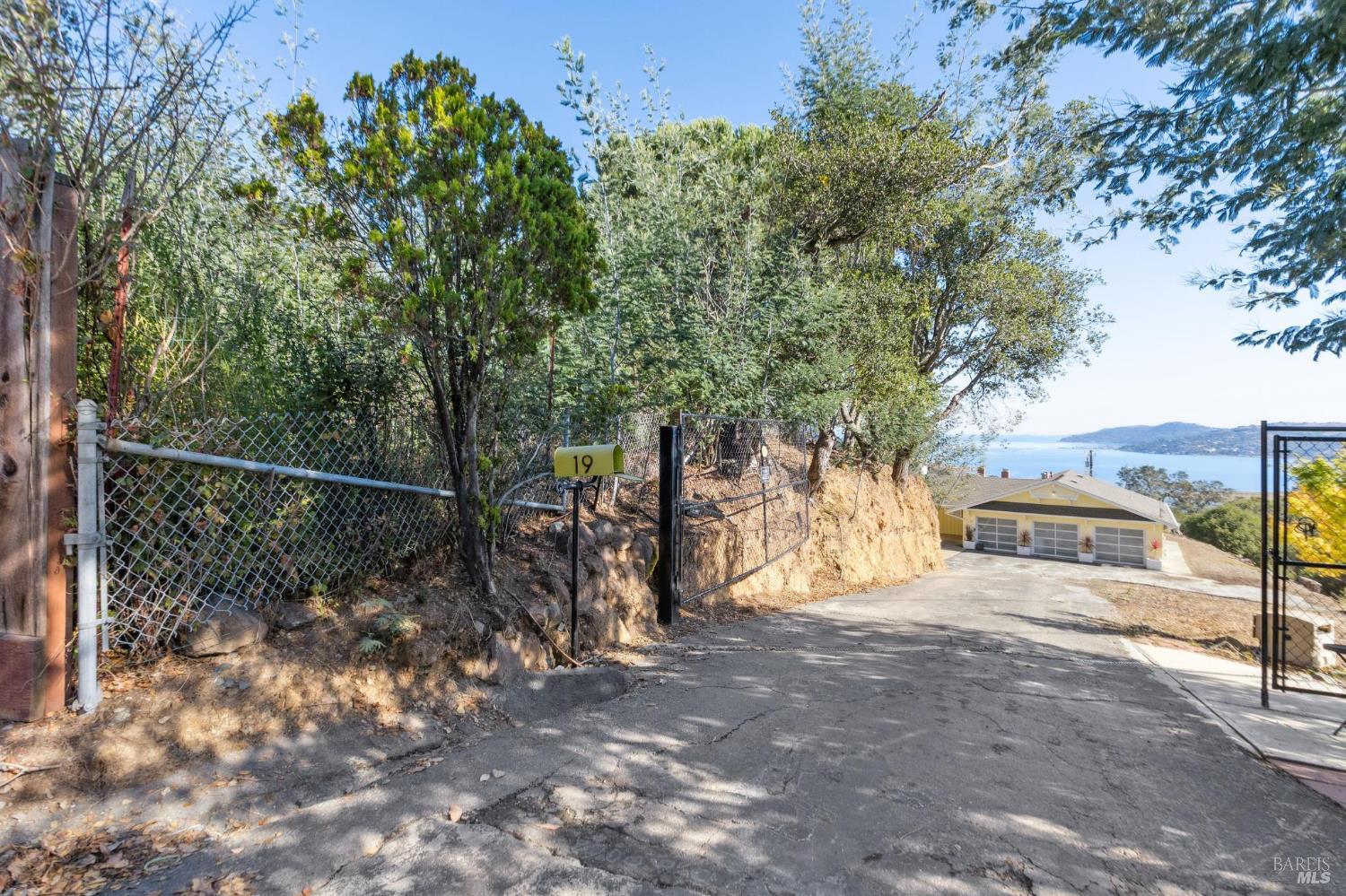 Detail Gallery Image 5 of 57 For 19 Mliss Ln, San Rafael,  CA 94901 - 4 Beds | 3 Baths