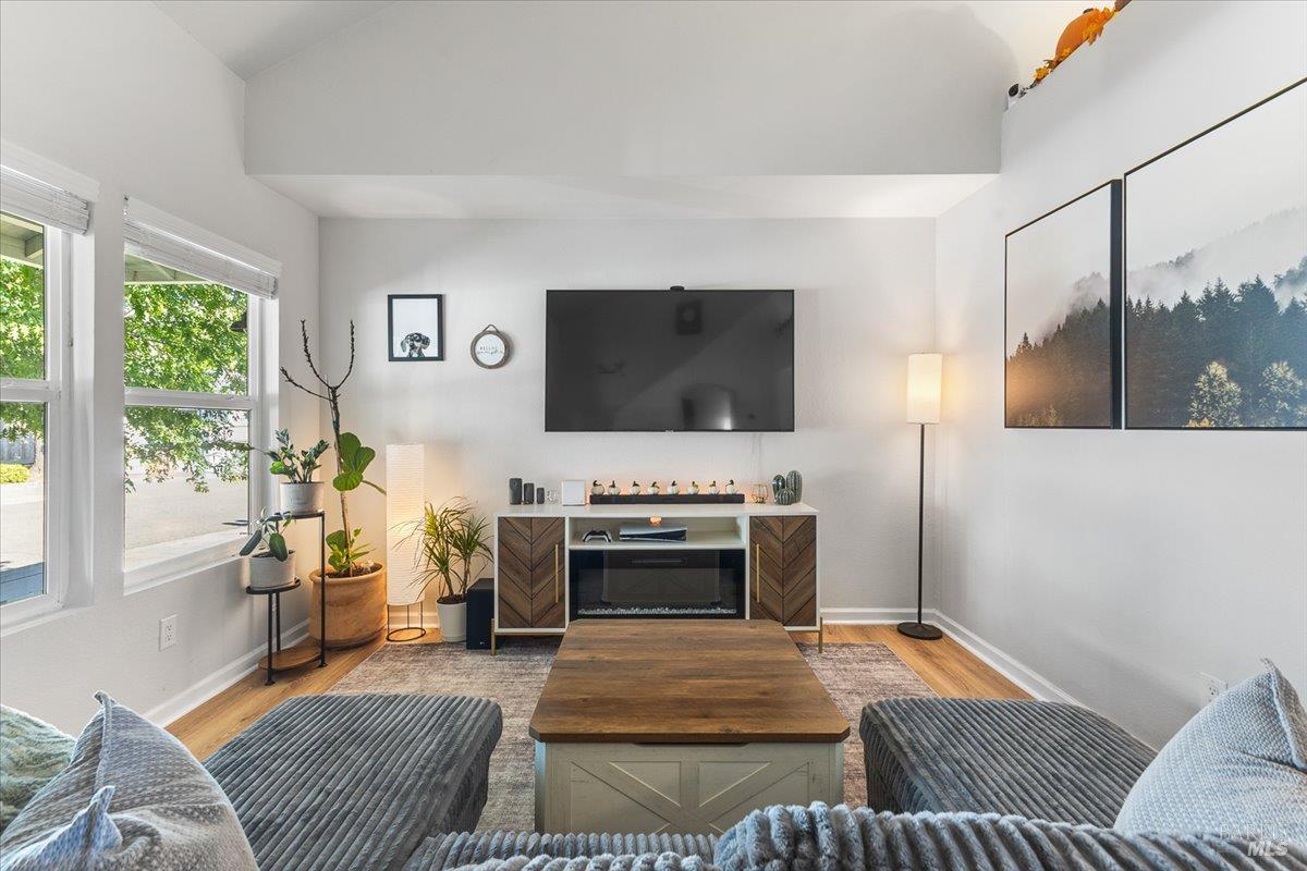 Detail Gallery Image 4 of 25 For 2522 Sam Dr, Santa Rosa,  CA 95403 - 2 Beds | 1/1 Baths