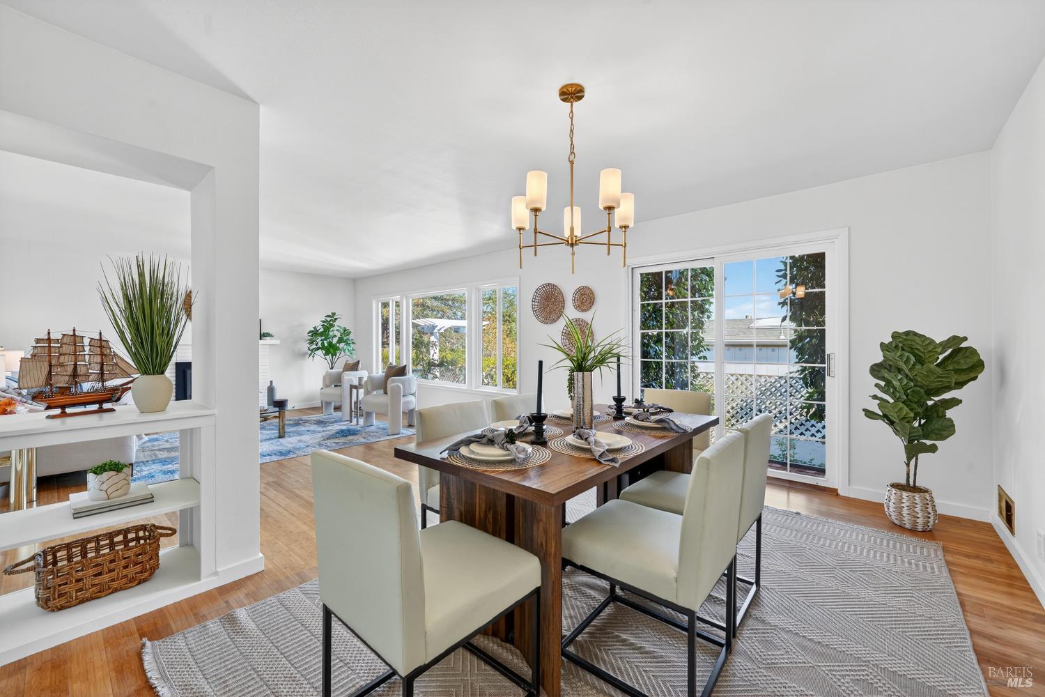 Detail Gallery Image 12 of 60 For 32 Los Robles Dr, San Rafael,  CA 94901 - 4 Beds | 3 Baths