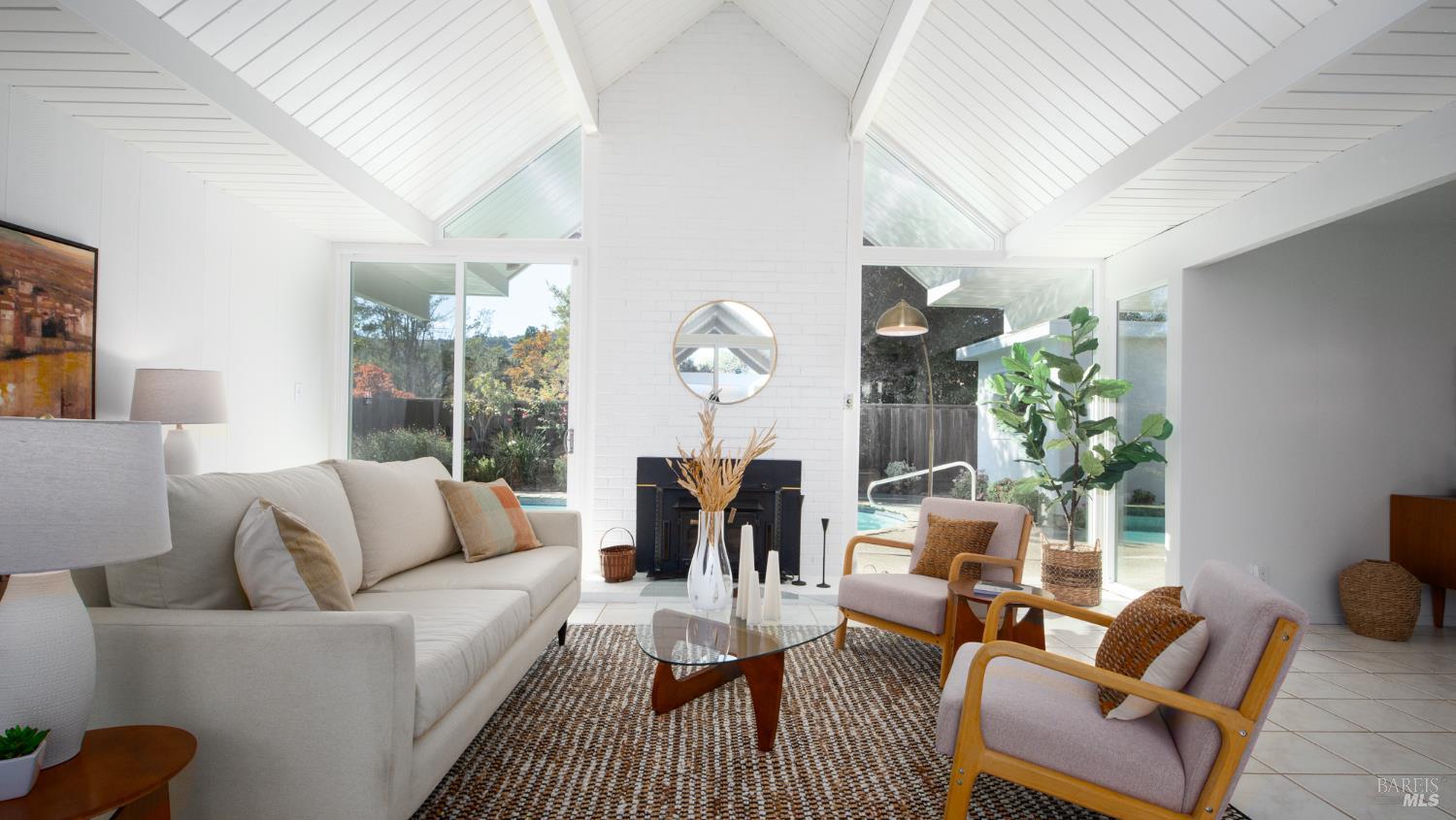 Detail Gallery Image 4 of 36 For 19 Mount Lassen Dr, San Rafael,  CA 94903 - 4 Beds | 2 Baths