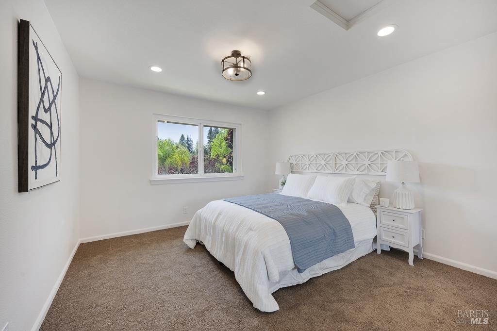 Detail Gallery Image 12 of 20 For 204 Foss Creek Cir #B,  Healdsburg,  CA 95448 - 2 Beds | 2 Baths