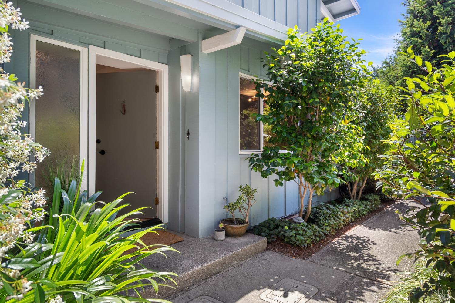 Detail Gallery Image 5 of 41 For 29 Porto Bello Dr, San Rafael,  CA 94901 - 2 Beds | 2/1 Baths