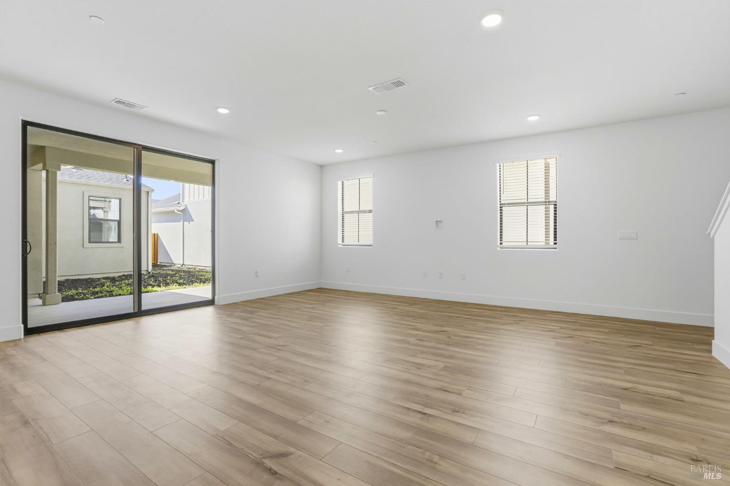 Detail Gallery Image 4 of 11 For 9021 Camino Colegio Rd, Rohnert Park,  CA 94928 - 4 Beds | 3/1 Baths