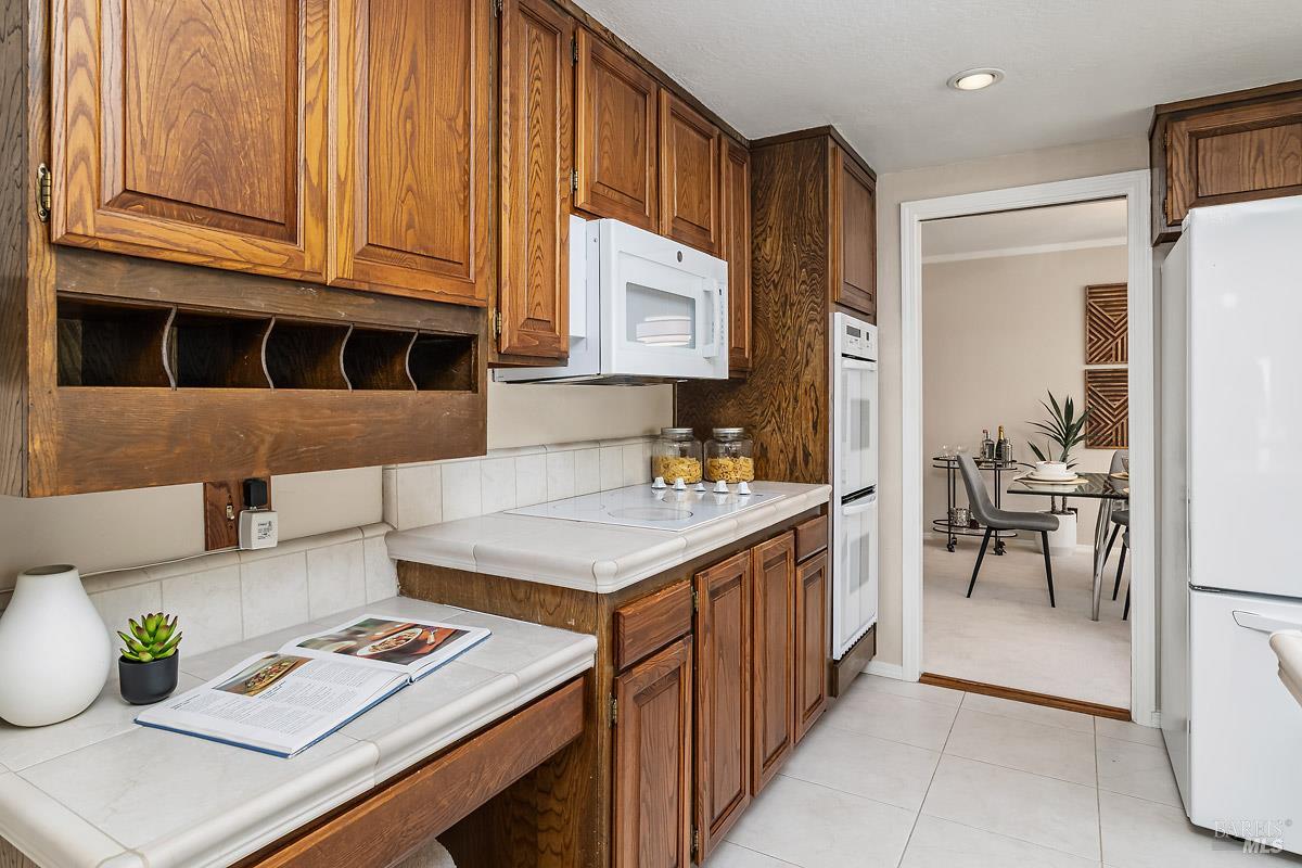 Detail Gallery Image 13 of 38 For 51 Mount Muir Ct, San Rafael,  CA 94903 - 5 Beds | 2/1 Baths