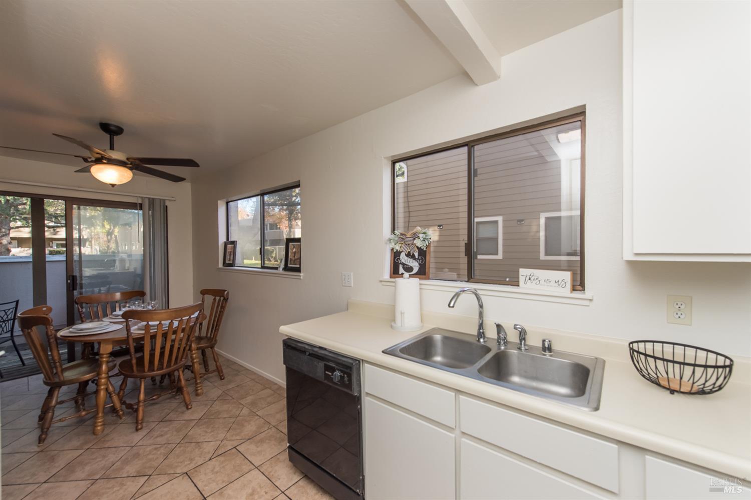 Detail Gallery Image 9 of 24 For 2147 W Steele Ln, Santa Rosa,  CA 95403 - 2 Beds | 1/1 Baths