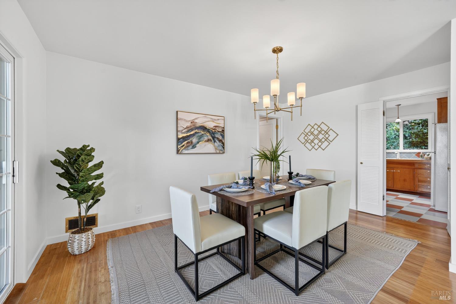 Detail Gallery Image 10 of 60 For 32 Los Robles Dr, San Rafael,  CA 94901 - 4 Beds | 3 Baths