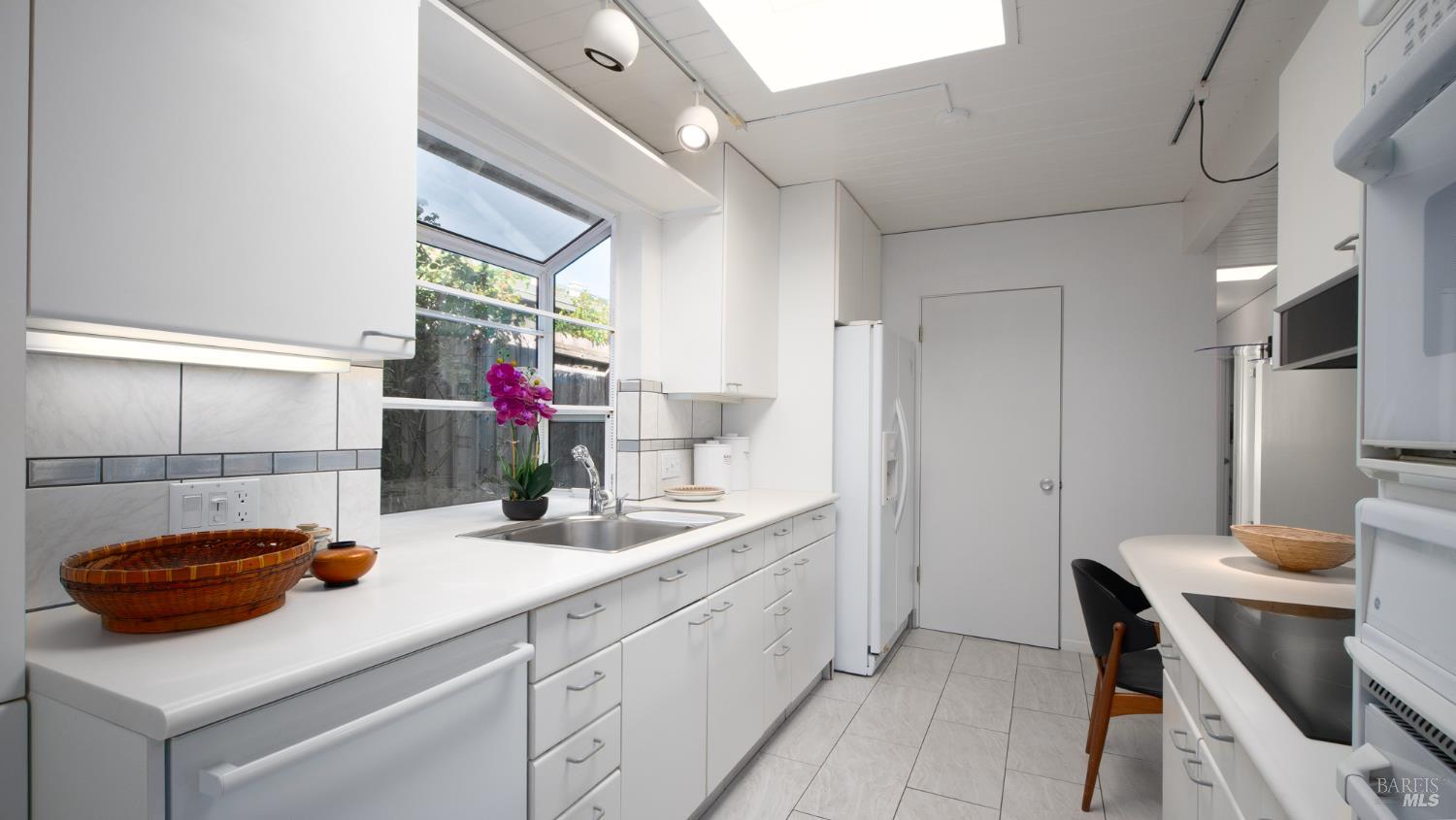 Detail Gallery Image 14 of 36 For 19 Mount Lassen Dr, San Rafael,  CA 94903 - 4 Beds | 2 Baths